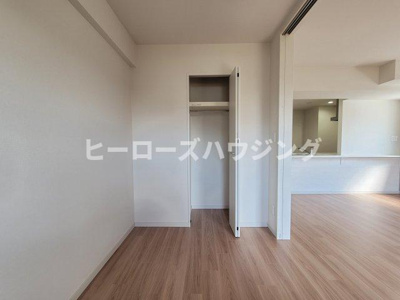 【内装】 | ブリエヴェール北桜塚 | リビング横洋室4.5帖、収納スペース！