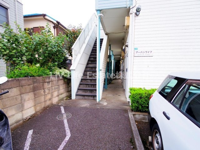 小平市花小金井南町１丁目のアパートのエントランス