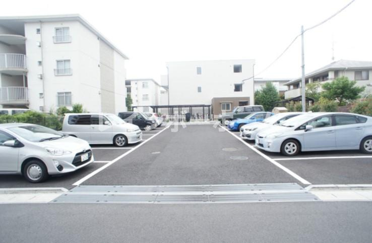 リブリ・ニソルの駐車場