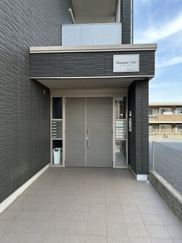 川崎市麻生区黒川の賃貸マンションのエントランス