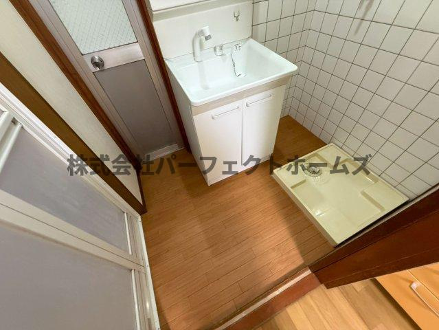 長尾家具町1丁目戸建　賃貸の洗面所|明るい洗面所です