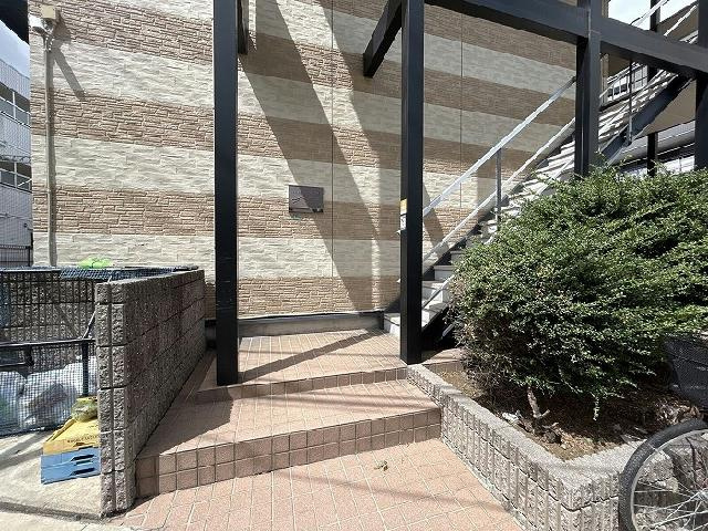 レオパレスアーバンビレッジ蓮田のエントランス