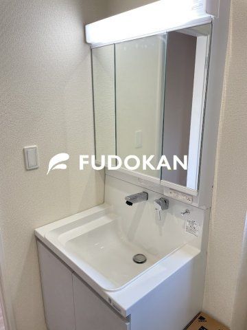 山形市花楯4期【新築建売】の独立洗面台|三面鏡の洗面台は、スタイリッシュなだけでなく収納力もあります。