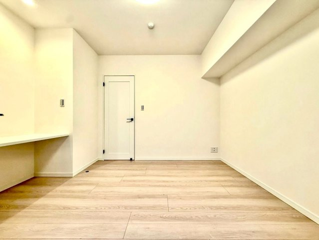 ミオカステーロ横濱関内の洋室|ゆとりある居室は家具配置もしやすく、自由度の高いレイアウトが可能。落ち着いた内装が安らぎの時間を演出します。