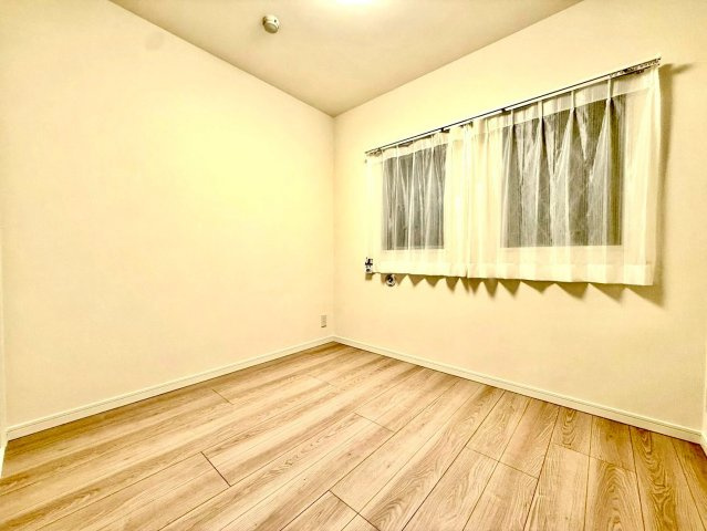 ミオカステーロ横濱関内の洋室|柔らかな自然光が差し込む居室は、穏やかな時間を演出する心地よい空間。シンプルな設えで、多彩なインテリアにも美しく調和します。