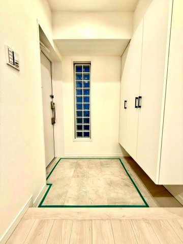 ミオカステーロ横濱関内の玄関|上品な印象の玄関空間。収納力のあるシューズボックスがすっきりとした空間を保ちます。