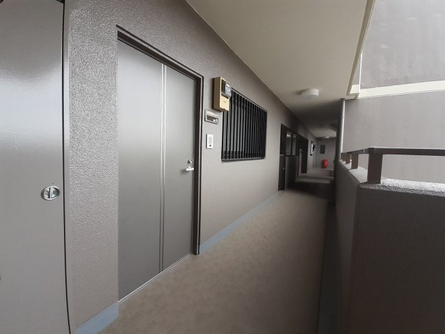 ウツデイマンション森館の玄関