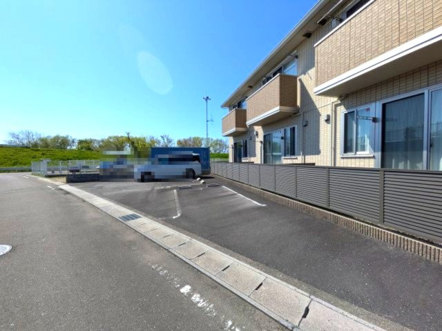 プレミール丸野の駐車場