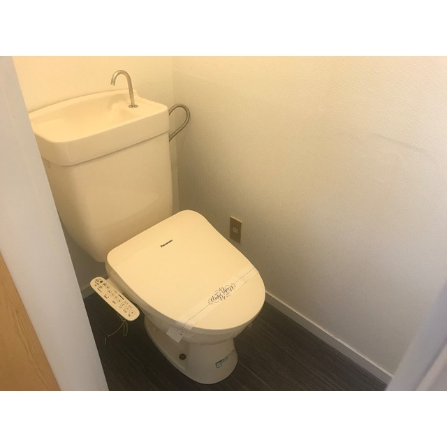 落ち着いた色調のトイレです