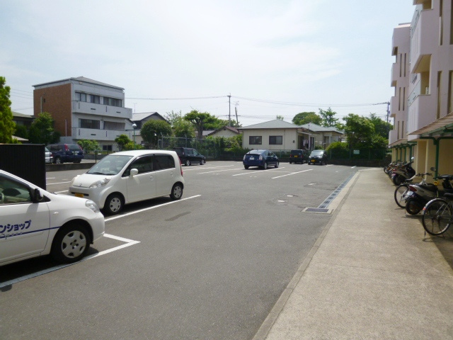 高嶋コーポ【キャッシュバック対象物件】の駐車場|駐車場に車を止められます