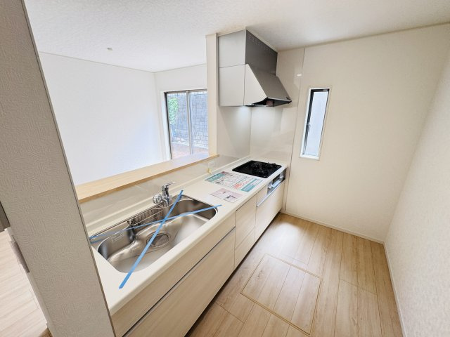 松戸市小金原５丁目新築戸建【貝の花小学校:６分】のキッチン|広々システムキッチン・シンクの水栓には浄水器がついてます！