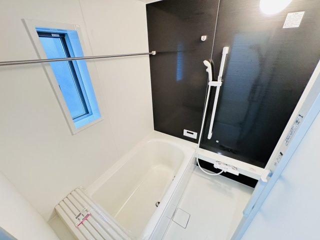 松戸市小金原５丁目新築戸建【貝の花小学校:６分】の浴室|手元で水流切り替えシャワーヘッド・足を伸ばせる広々浴槽で毎日リラックス♪