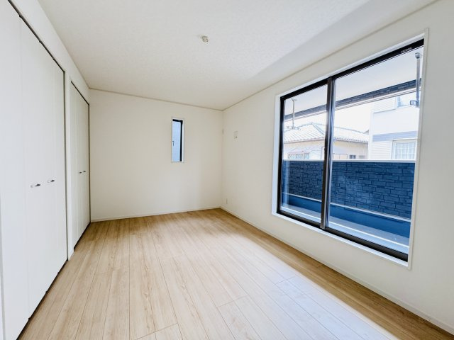 松戸市小金原５丁目新築戸建【貝の花小学校:６分】の寝室|7.75帖寝室・南側バルコニー前の明るいお部屋です♪