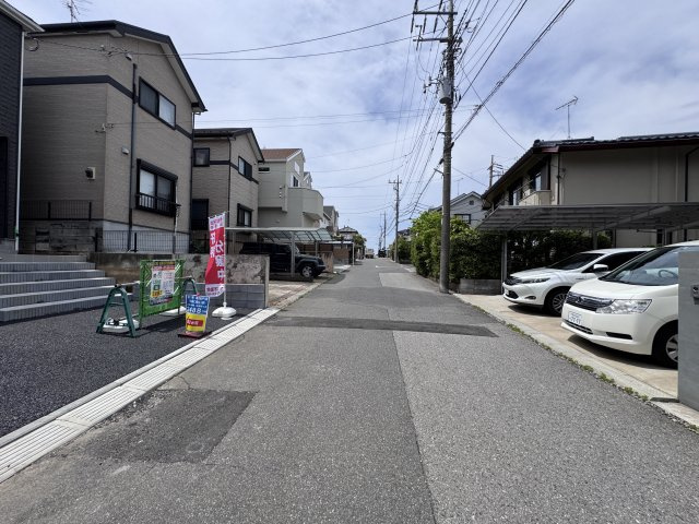 松戸市小金原５丁目新築戸建【貝の花小学校:６分】の前面道路含む現地写真|北側前面道路・幅員約6ｍ