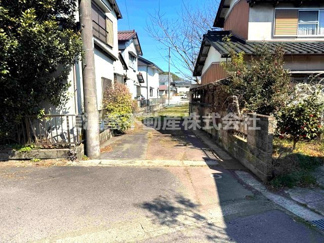 ６６７３１　関市倉知土地の前面道路含む現地写真