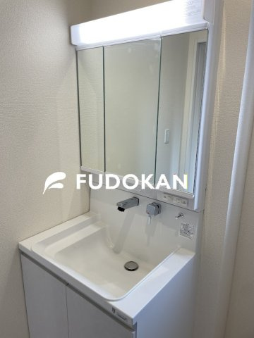 山形市花楯4期【新築建売】の独立洗面台|三面鏡の洗面台は、スタイリッシュなだけでなく収納力もあります。