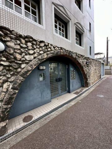 ２２番館のエントランス