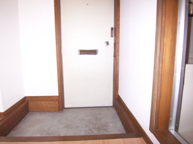 ハイツ成田の玄関|別部屋同一間取りのお写真となります。