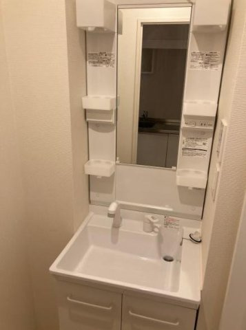 【賃貸アパート】クレイノティアラの独立洗面台|独立洗面台、小物を置くことができて便利です