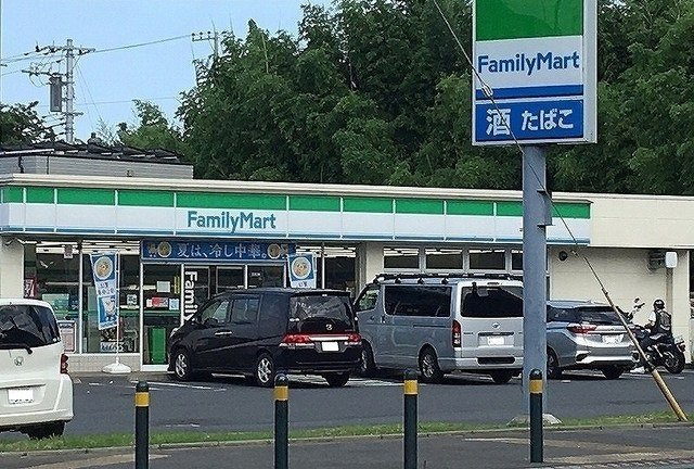 ファミリーマートまで730m