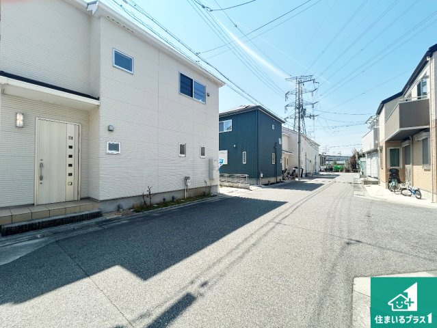 宝塚市山本丸橋　中古一戸建ての前面道路含む現地写真|周辺は閑静な住宅街！前面道路広々で車の出し入れも便利です。駐車が苦手な方でも安心して車庫入れできます！
