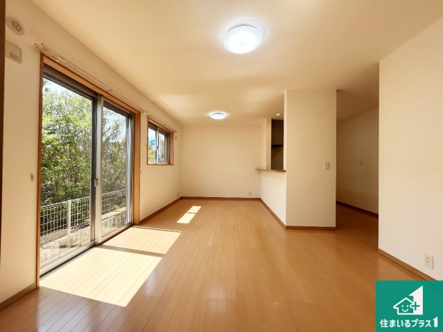 宝塚市山本丸橋　中古一戸建ての居間・リビング|日当たり良好の明るいリビングで朝の目覚めもスッキリできそう！対面キッチンでご家族のコミュニケーションも自然と増える設計！小さなお子様が遊ぶスペースを作っても広々とくつろげるLDK！