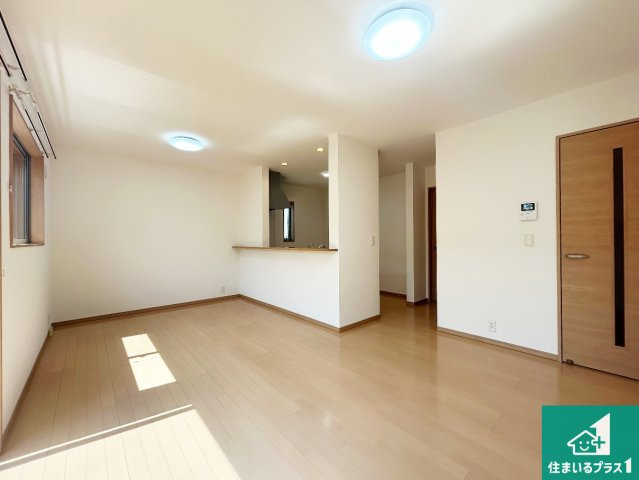 宝塚市山本丸橋　中古一戸建ての居間・リビング|日当たり良好の明るいリビングで朝の目覚めもスッキリできそう！対面キッチンでご家族のコミュニケーションも自然と増える設計！小さなお子様が遊ぶスペースを作っても広々とくつろげるLDK！