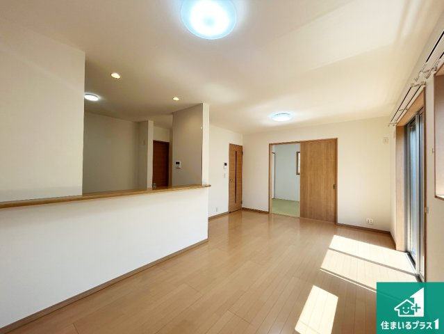 宝塚市山本丸橋　中古一戸建ての居間・リビング|明るいリビングで朝の目覚めもスッキリできそう！対面キッチンでご家族のコミュニケーションも自然と増える設計！小さなお子様が遊ぶスペースを作っても広々とくつろげるLDK！