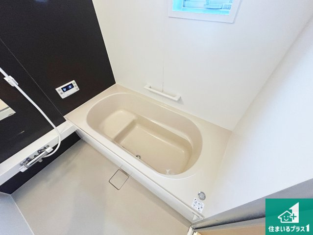宝塚市山本丸橋　中古一戸建ての浴室|足をゆったり伸ばして寛げる浴槽です。窓が設けられていますので差し込む光が明るく穏やかな雰囲気にしてくれます♪浴室乾燥機も設置しているので、雨の日の洗濯物も安心です♪