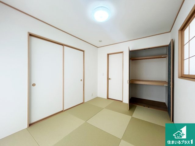 宝塚市山本丸橋　中古一戸建ての和室|一室あると便利な和室は客間としてだけでなく、小さなお子様のプレイルームや食後のくつろぎスペースとしてもご利用いただけます。収納もついていますので大活躍間違いなし！