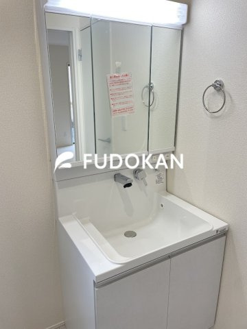 山形市花楯4期【新築建売】の独立洗面台|三面鏡の洗面台は、スタイリッシュなだけでなく収納力もあります。