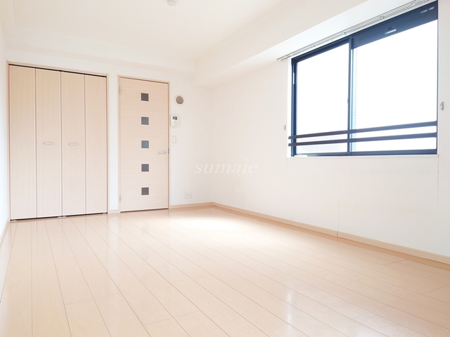 ビアーレＭの居間・リビング|窓側からのアングルです☆