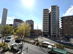 【展望】 | 空が広く感じられる開放的な眺望が、毎日の暮らしに開放感を与えてくれます。移り変わる街の景色を眺めながら、自分だけの贅沢なティータイムを楽しむ。そんな静かな時間を大切にできる住環境です♪