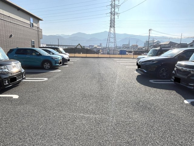 ＲＥＳＴ　ＷＯＯＤ　２の駐車場