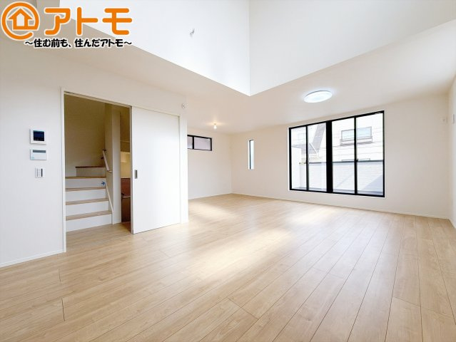 【居間・リビング】 | 葵区城東町2期　新築戸建　全1棟 | 日当たりのよいリビングは、一年を通してぽかぽかとしています。家族が自然と集まる空間になりそうですね♪