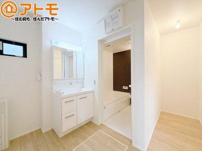 【独立洗面台】 | 葵区城東町2期　新築戸建　全1棟 | 壁付け水栓の洗面台は水垢がたまりにくく、お掃除がしやすいですね♪