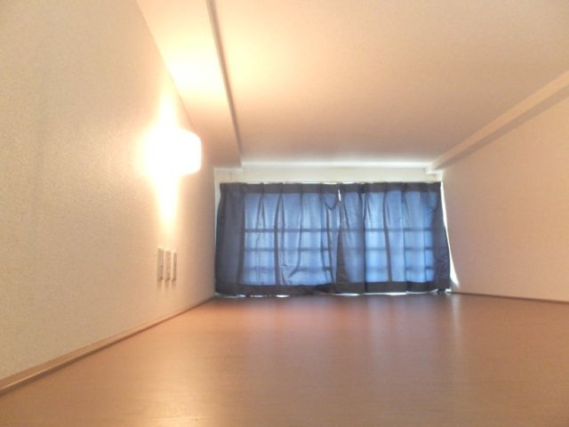 【賃貸アパート】レオパレスミレ鶴ヶ丘第１の居間・リビング|こちらの居間で趣味の時間をお楽しみください