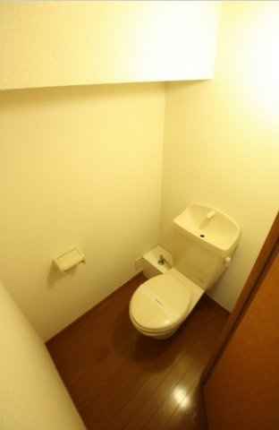 【賃貸アパート】レオパレスミレ鶴ヶ丘第１のトイレ|落ち着いた色調のトイレです