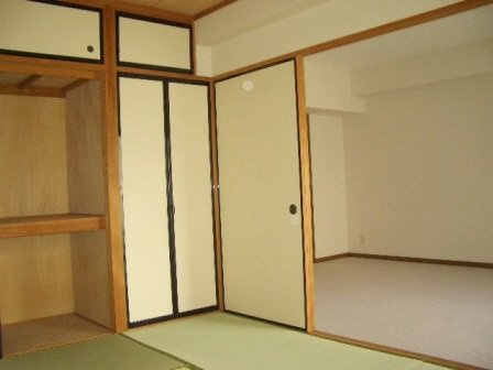 近藤マンションの居間・リビング|和室には、天袋付き２段収納有ります
