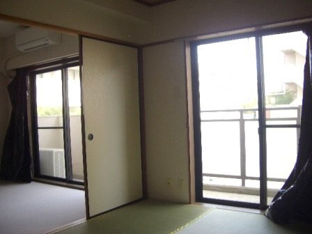 近藤マンションの居間・リビング|和室とリビング広々使えます