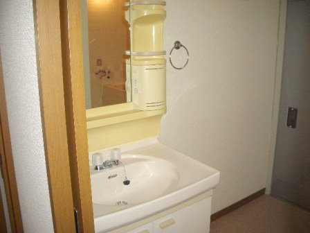 近藤マンションの洗面所|独立洗面台有ります