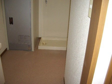 近藤マンションの洗面所|洗面所には室内洗濯機置場が有ります