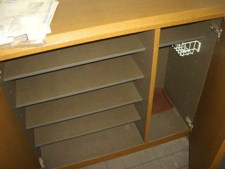 近藤マンションの玄関|玄関には靴が結構入る下駄箱が有ります