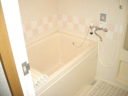 近藤マンションの浴室|電気温水器付きです。