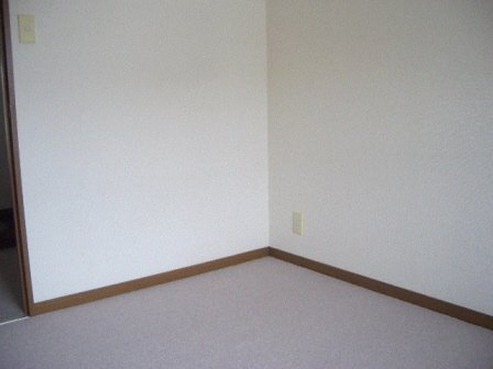 近藤マンションの居間・リビング|洋室も日当りよいです。