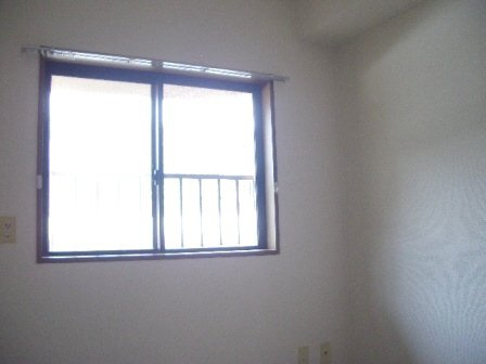 近藤マンションの居間・リビング|日当り良好の室内です