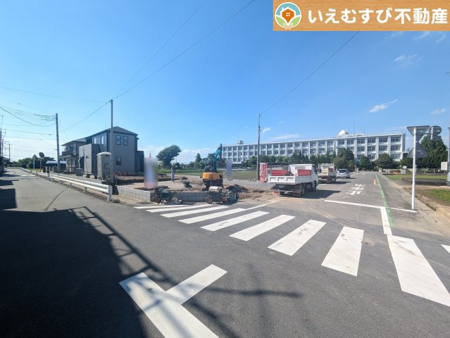 GRAFARE　鴻巣市鎌塚4期の前面道路含む現地写真