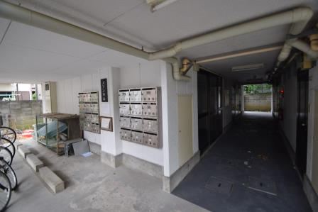 メゾン中山のエントランス|集合ポストあります