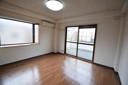 メゾン中山の居間・リビング|２面採光です