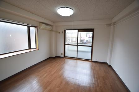 メゾン中山の居間・リビング|出窓付きです